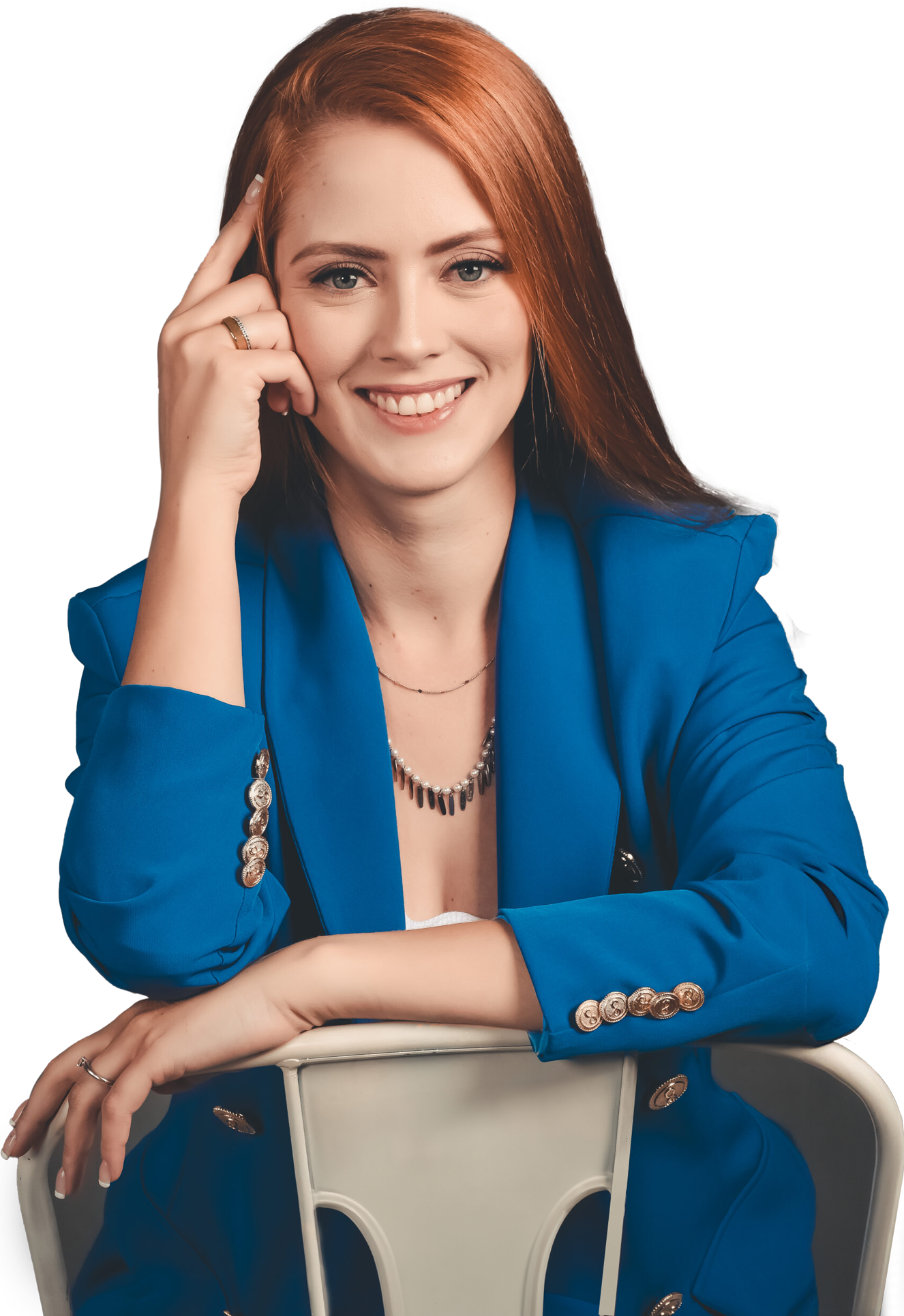 Dra Sarah Miranda sentada em uma cadeira sorrindo, vestida com um blazer azul